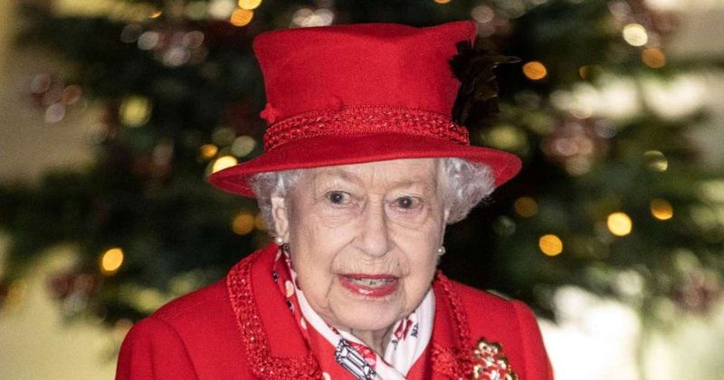 Queen Elizabeth Gifts The Palace Staff This Inexpensive Dessert For Christmas
