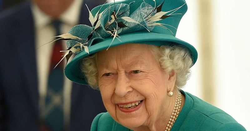 Palace Staff 'Fully Expect' Queen Elizabeth To Cancel Christmas Day Walkabout Around Sandringham Estate Due To COVID-19