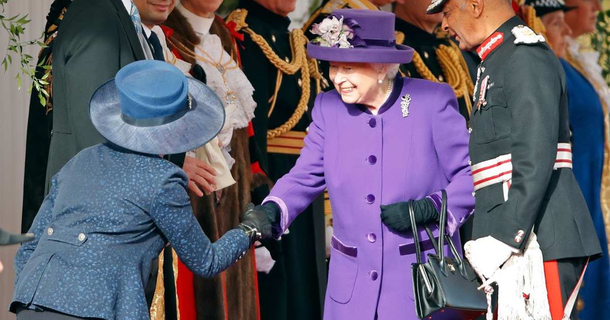 Prime Minister Theresa May curtsies to Queen Elizabeth II during the ceremonial welcome at Horse Guards Parade for King Willem-Alexander of the Netherlands and Queen Maxima of the Netherlands. (Cover Image Source: Getty Images | Max Mumby | Indigo)