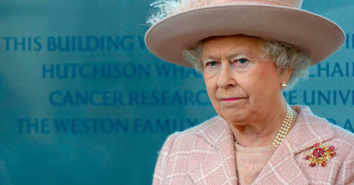 Queen Elizabeth II during a tour of the newly opened Cancer Research UK Cambridge Research Institute at Cambridge University. (Cover Image Source: Getty Images | Tim Graham Picture Library)