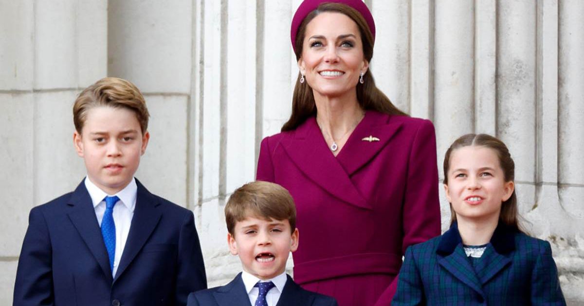 Kate Middleton, Prince George, Princess Charlotte, and Prince Louis watch a flypast from the balcony of Buckingham Palace.  (Cover Image Source: Getty Images | Max Mumby/Indigo)