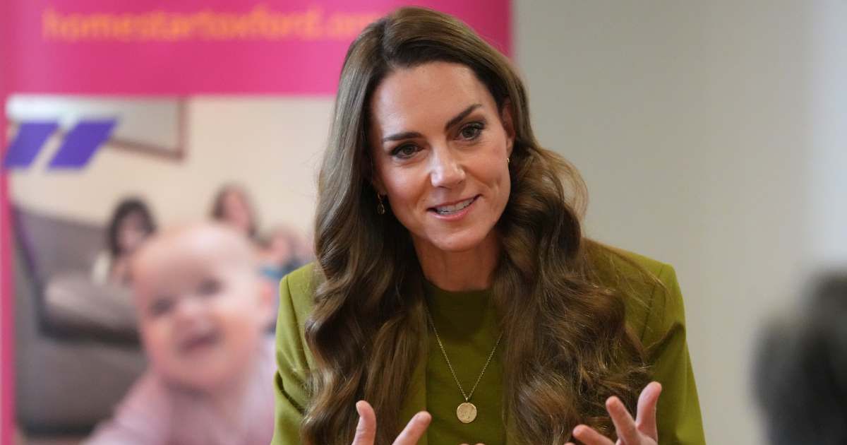 Catherine, Princess of Wales speaks with volunteers before meeting families during her visit to Home-Start Oxford. (Cover Image Source: Getty Images | Kirsty Wigglesworth - WPA Pool)