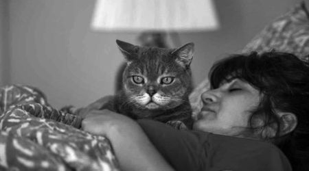 Woman checked her home cam after realizing she had a seizure in her sleep. When she saw what her cat did, her jaw dropped