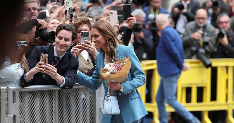 Kate Middleton Welcomed With Flowers and 'Ciao Kate' Placards by Italian Fans
