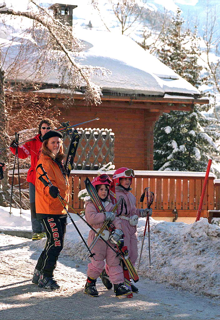 Sarah Ferguson with Princess Beatrice and Eugenie On Skiing Holiday In Verbier, Switzerland Leaving The Chalet Owned By Paddy Mcnally, The Duchess's Friend. (Image Source: Getty Images| Tim Graham Photo Library)