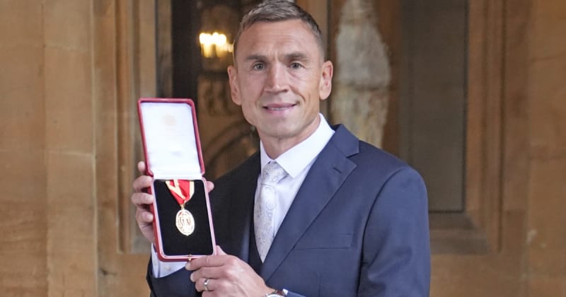 Prince William Bestows Knighthood on Kevin Sinfield in Moving Honor to Rob Burrow